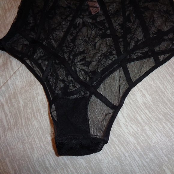 Victoria's Secret Embroidered High Waist Cheeky Black Lace Panty Size Small NWT - Picture 8 of 9